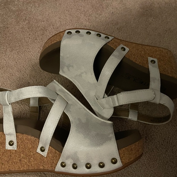 White metallic sandals size 7 - Picture 4 of 7